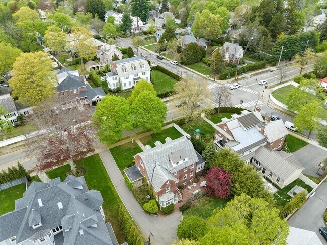 Building Photo - 1010 Centre St