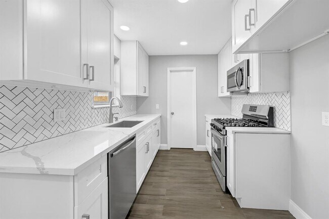 Building Photo - 4515 Larch Dr