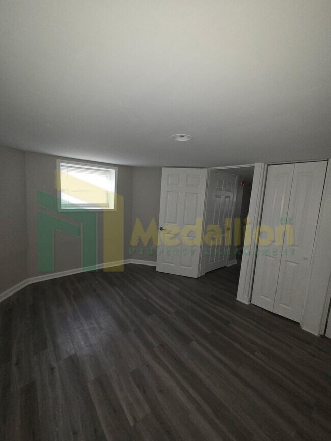 Building Photo - 3-Bedroom Duplex Downstairs unit in 2-Flat with Parking