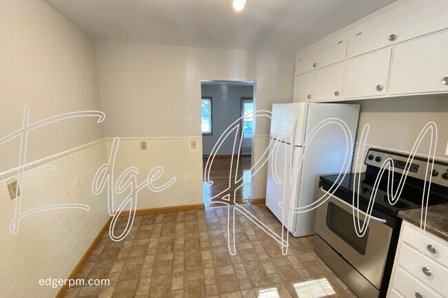 Building Photo - 3 BEDROOM 2 BATH DUPLEX Short Term Leasing!