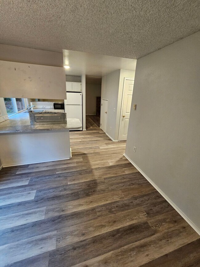 Building Photo - Port Orchard townhouse close to everything