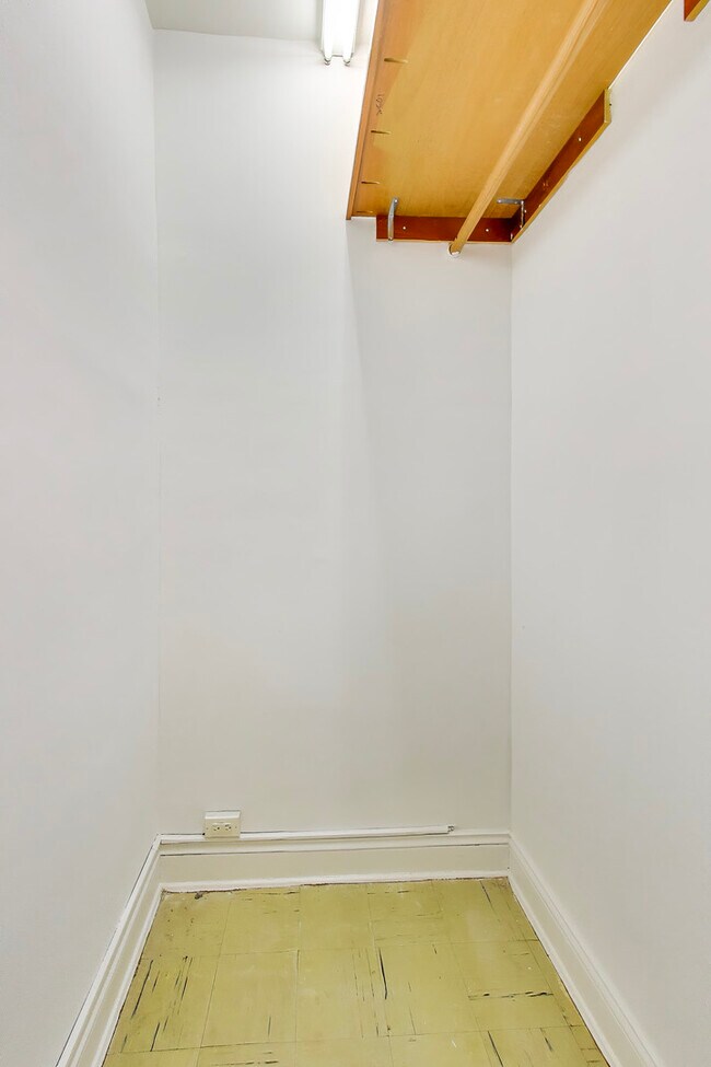 Building Photo - 431 W Oakdale Ave