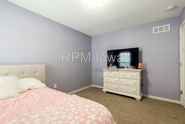 Building Photo - 1651 SW Arlan Dr