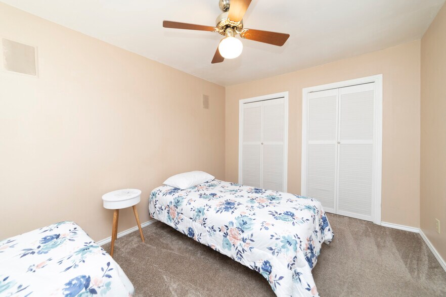 2 twin beds, second bedroom - 4107 Medical Dr