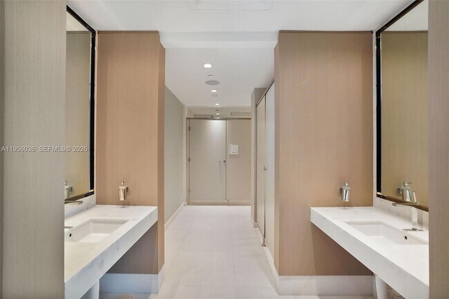 Building Photo - 700 NE 26th Terrace