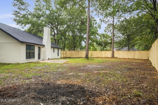 Building Photo - 214 W Lakewood Dr