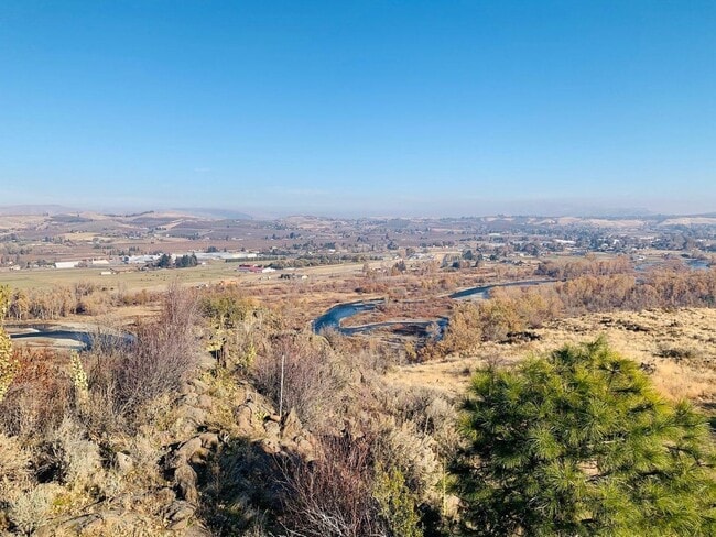 Building Photo - Beautiful 3-Bedroom Stunning Stone Home with Breathtaking Valley Views!