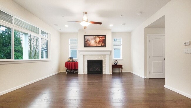 Building Photo - Beautiful, Light-Filled Home Bordering Protected Greenbelt