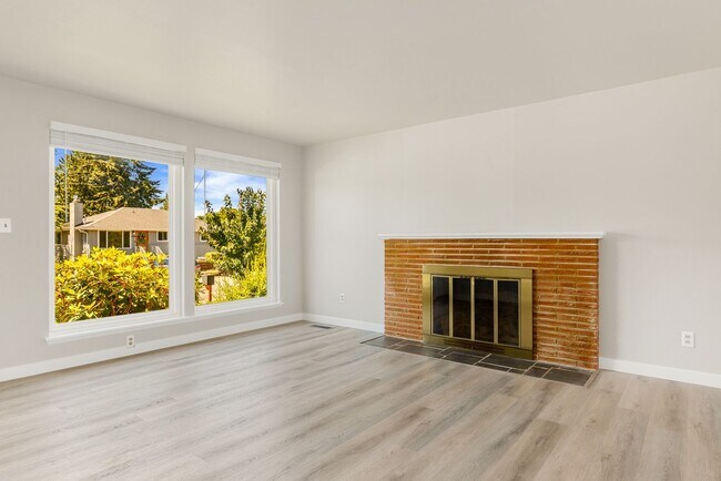 Building Photo - Crown Hill 3 Bedroom Daylight Basement Home