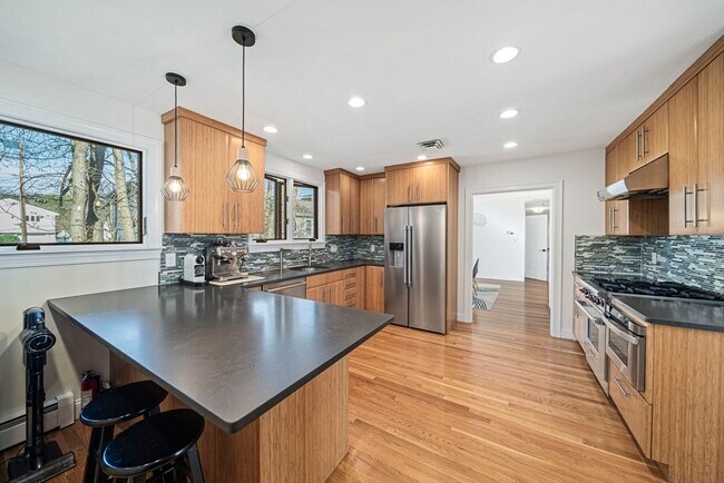 Building Photo - 66 Roosevelt Rd