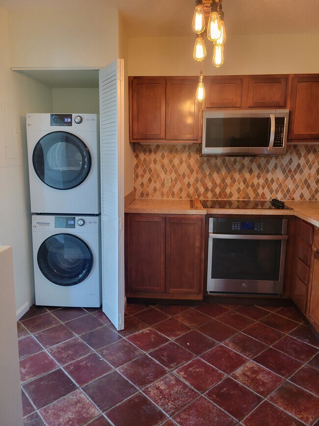 Building Photo - 3800 Powell Ln