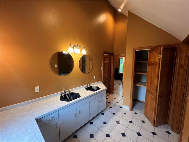 Building Photo - 127 Westland Dr