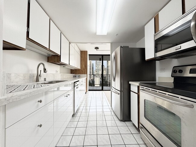 Building Photo - Large 2/2 in Heart of Waikiki with Central A/C & Utilities Included