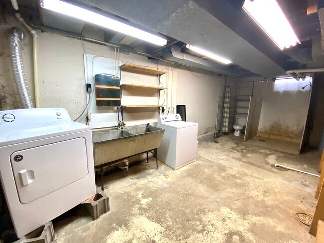 Building Photo - Stunning Historic 4 Bed Home Near NDSU