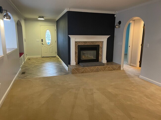 Building Photo - 15 Alderson Ave