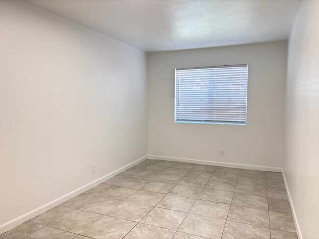 Building Photo - (APPLICATION PENDING) Renovated Spacious East Lancaster Single Story Home
