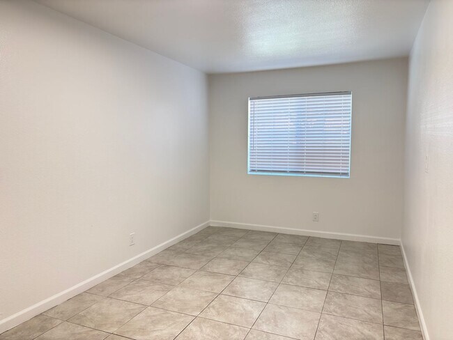 Building Photo - Renovated Spacious East Lancaster Single Story Home