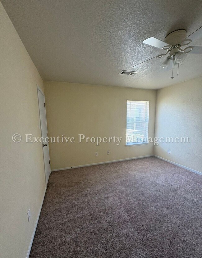 Building Photo - 208 Janelle Dr