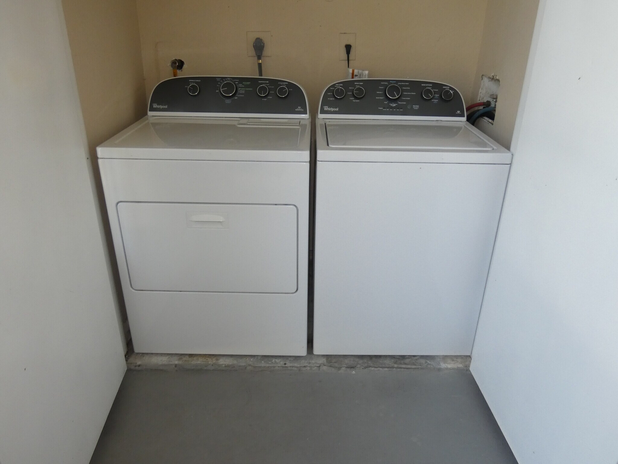 Building Photo - 2810 N Oakland Forest Dr