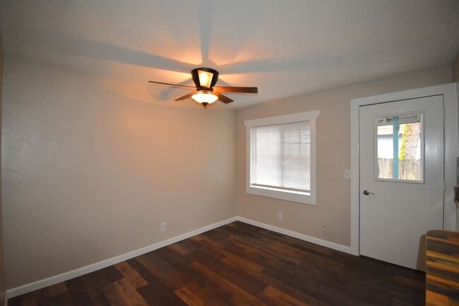 Building Photo - Modern home tucked away in the adorable little town of Brownsville.