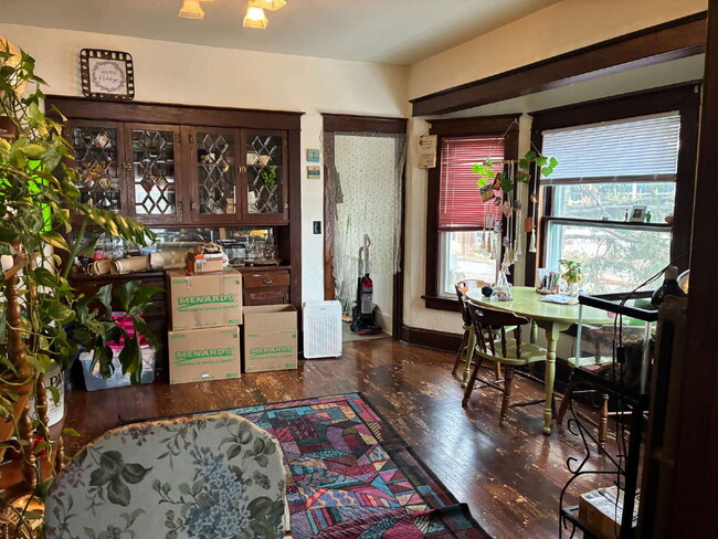 Building Photo - 4 Bed 2 Bath close to UWEC!