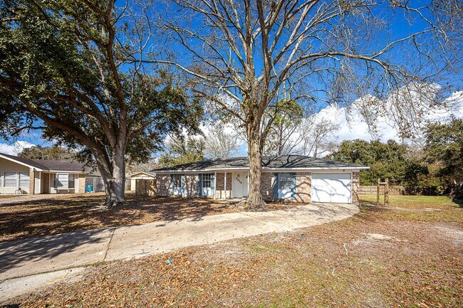 Building Photo - Charming 3-Bed, 2-Bath Home in Pascagoula – Great Location!
