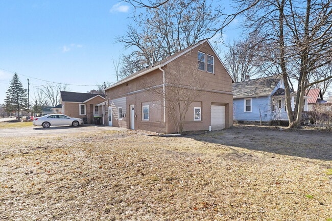 Building Photo - 2 Bedroom Rental Loft With Garage - $1150/Month