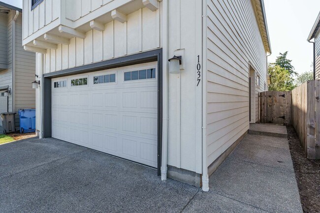 Building Photo - Light, Bright & Move-In Ready – 3BR Gem in Prime Ridgefield Location!  (Pet Friendly)