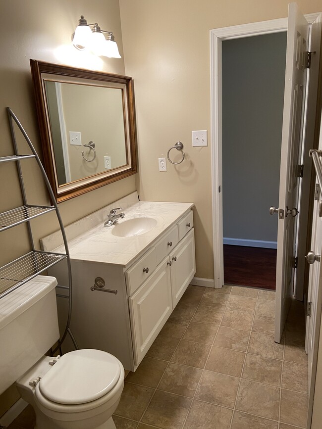 Upstairs full bath - 110 Stonetree Drive