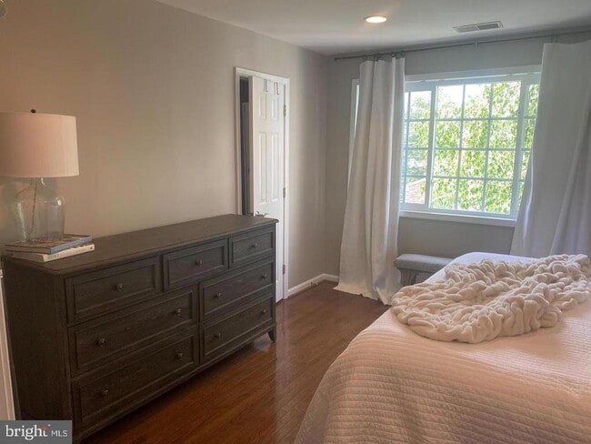 Building Photo - 5272 Maris Ave