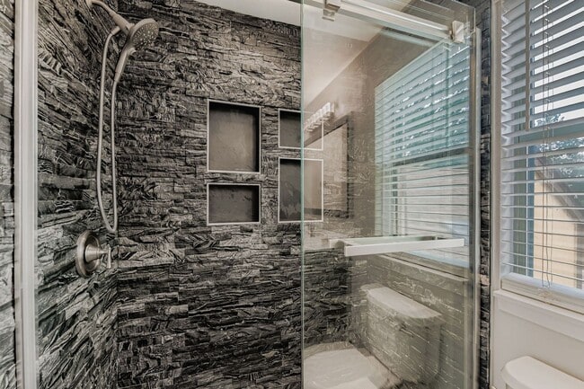 Building Photo - Beautiful 4-Bedroom Home with Mountain Vie...