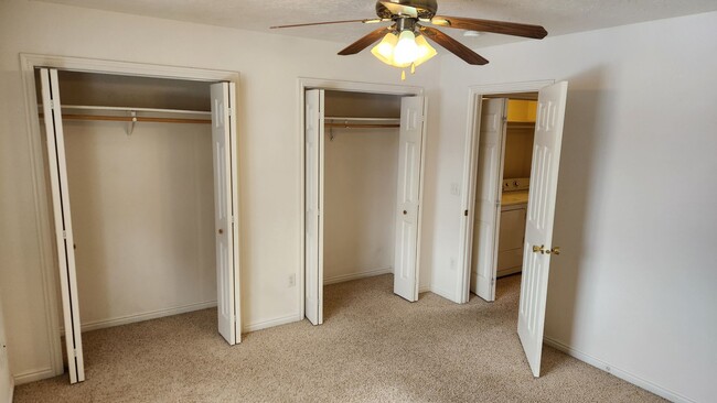 Building Photo - 2 bed 1.5 bath unit in the Meadows