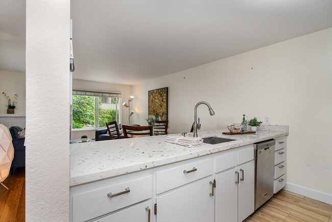 Building Photo - Updated Bellevue Condo in Racquet Club — P...