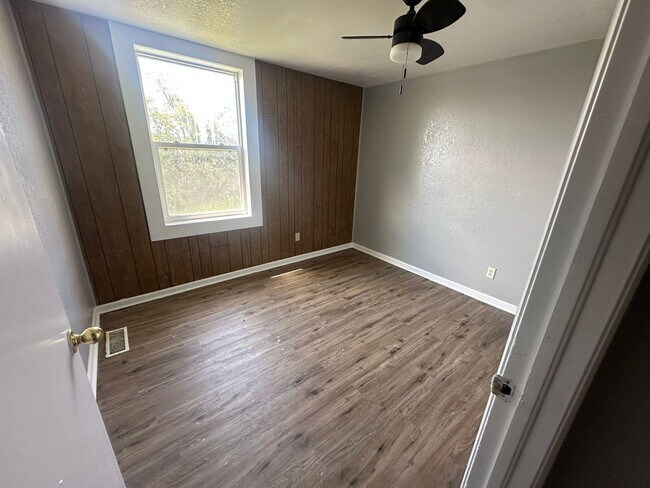 Building Photo - 122 S Gordon-