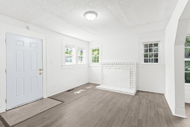 Building Photo - Stylish & Newly Renovated 4 Bedroom 2 Bath...