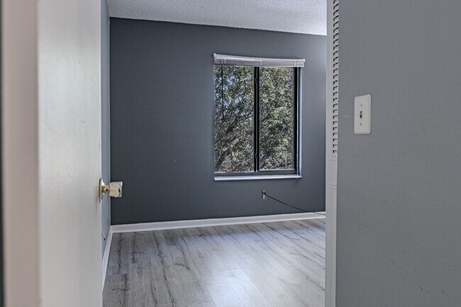 Building Photo - NEWLY REDUCED RENTAL PRICE!!