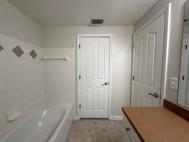 Building Photo - 2052 Alta Meadows Ln