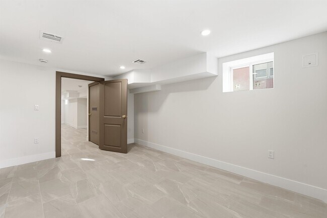 Building Photo - 25 Lembeck Ave