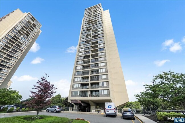 Building Photo - 5 Horizon Rd