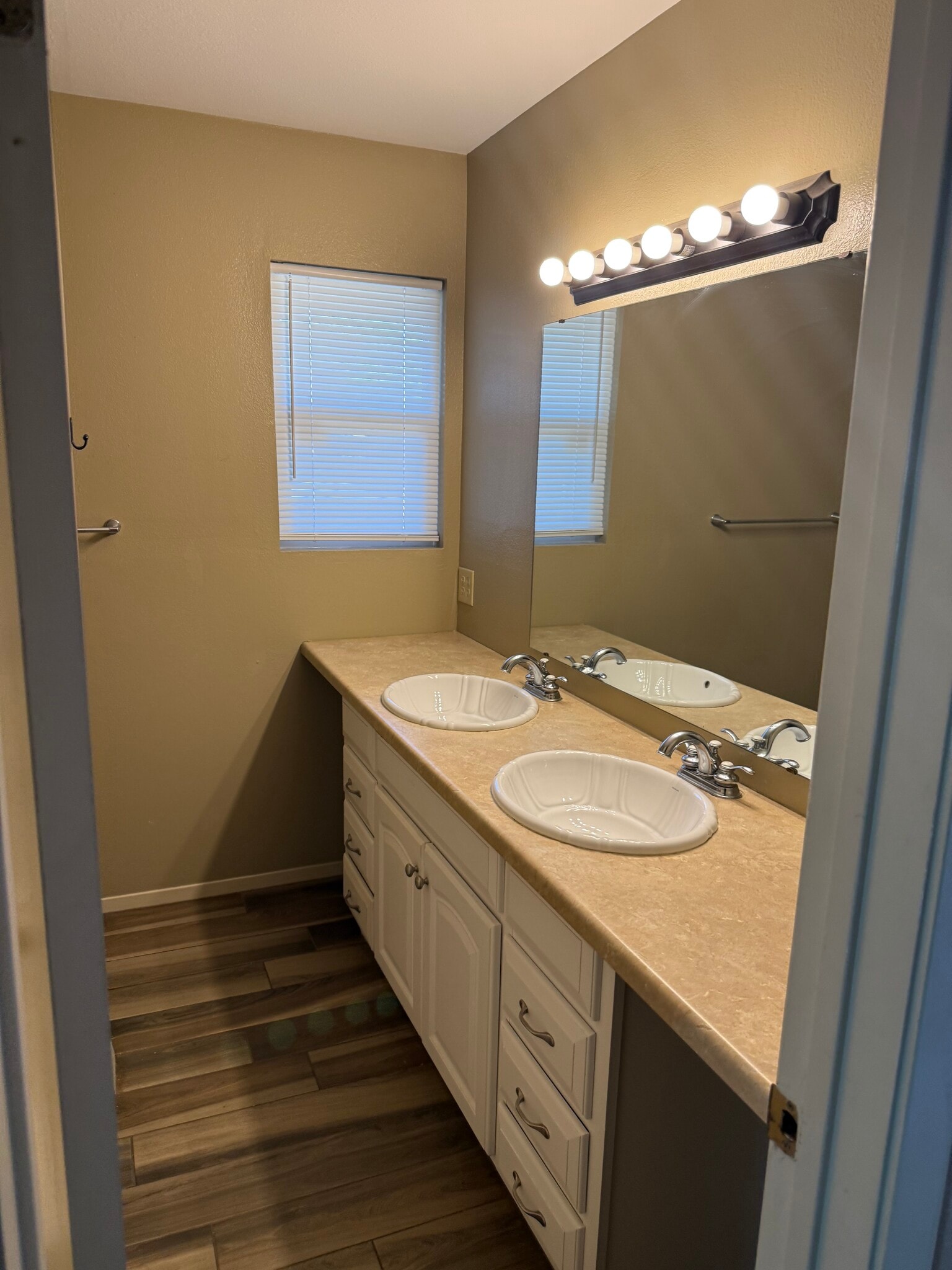 Full bath - 1001 Westview Dr