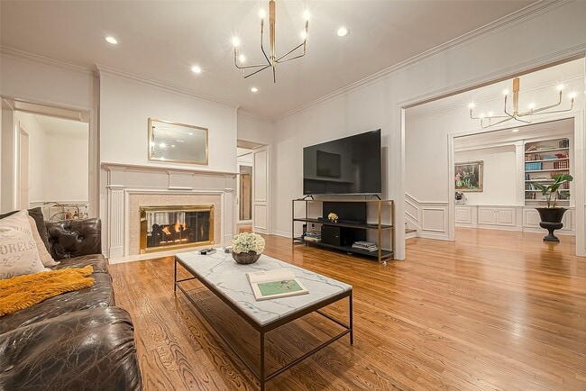 Building Photo - 983 S Post Oak Ln