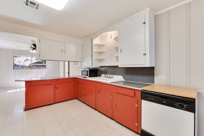 Building Photo - 3 Bed, 2 Bath Home in the Saint Streets!