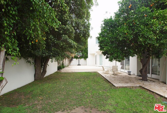 Building Photo - 269 N Bundy Dr