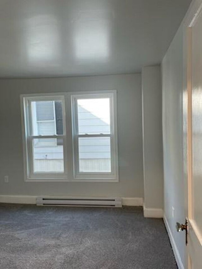 Building Photo - Charming & Updated 3-Bedroom Duplex with M...