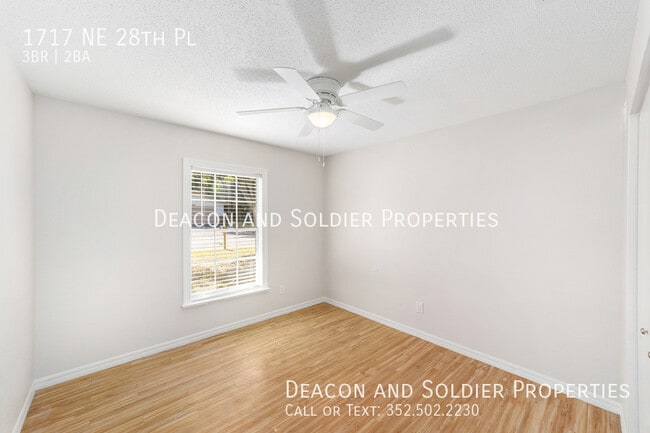 Building Photo - 1717 NE 28th Pl