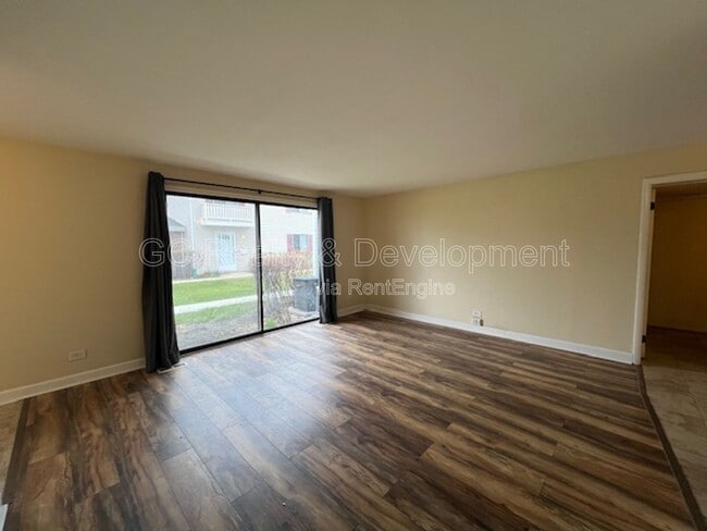 Building Photo - 37 Tonset Ct