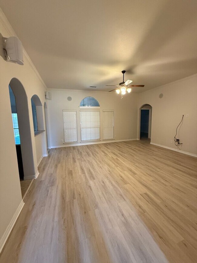 Building Photo - $800.00 off 1st month Rent!! Spectacular H...