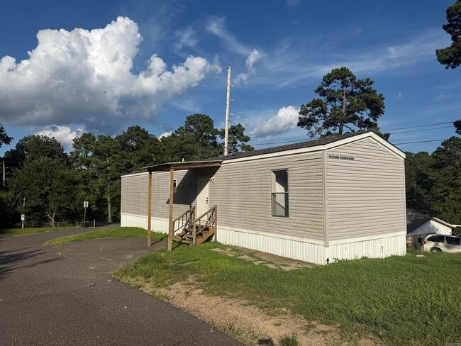 Primary Photo - 100 Springwood Rd