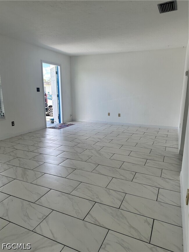 Building Photo - 10 Tangerine Ct