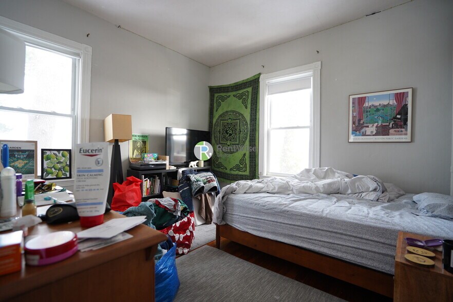 Building Photo - 172 Bigelow St